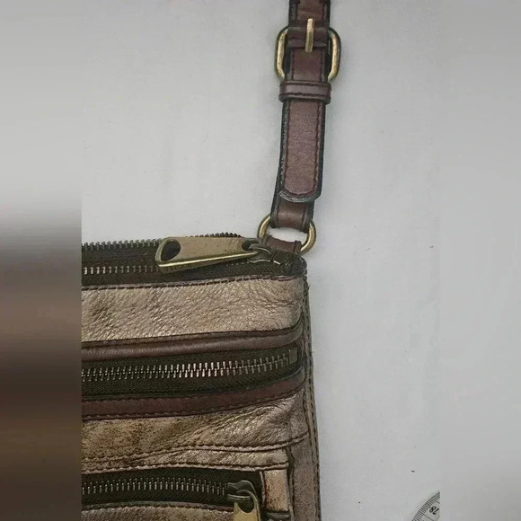 Fossil Explorer 100% Leather Brass Hardware Key  Zipper closer Crossbody Bag - Picture 7 of 8